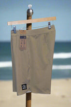 Load image into Gallery viewer, Zula Solid Performance 18.5" Board Short