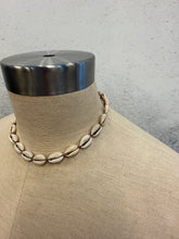 Load image into Gallery viewer, String Shell Bead Necklace