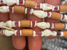Load image into Gallery viewer, Shell &amp; Beads Necklace
